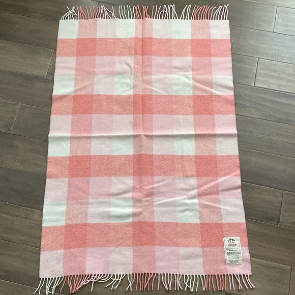 Avoca the Mill 2024 100% lambs wool baby girl blanket - Picture 1 of 3